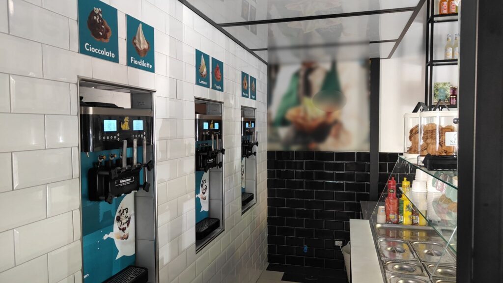 Gelateria self-service con tre macchine per gelato soft Officine Cappelli incassate nella parete